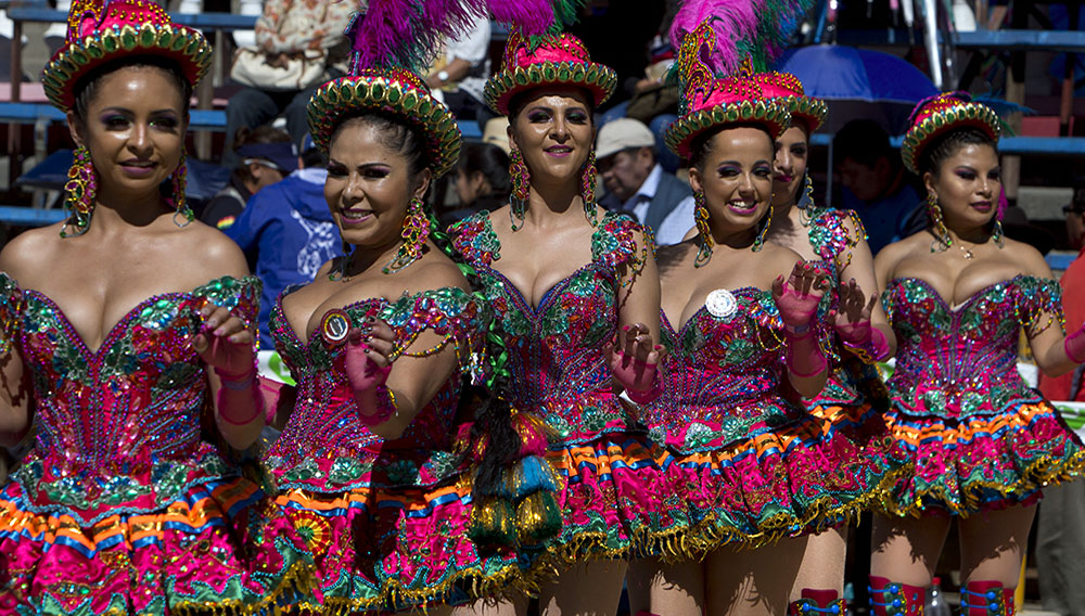 Mujeres balian la danza tradicional "Morenada" en el Carnaval de Oruro, Bolivia, sábado 2 de marzo de 2019. La festividad reúne a más de 20.000 danzarines y músicos y atrae a miles de visitantes a esa ciudad situada a 120 kilómetros al sur de La Paz. (AP Foto/Juan Karita)