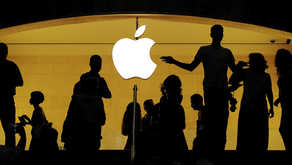 Clientes pasan frente al logo de Apple en una tienda de la empresa en Nueva York, ago 1, 2018. REUTERS/Lucas Jackson