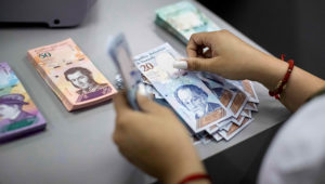 Vista de billetes del nuevo cono monetario en un banco este martes en Caracas. Foto: Miguel Gutiérrez/EFE