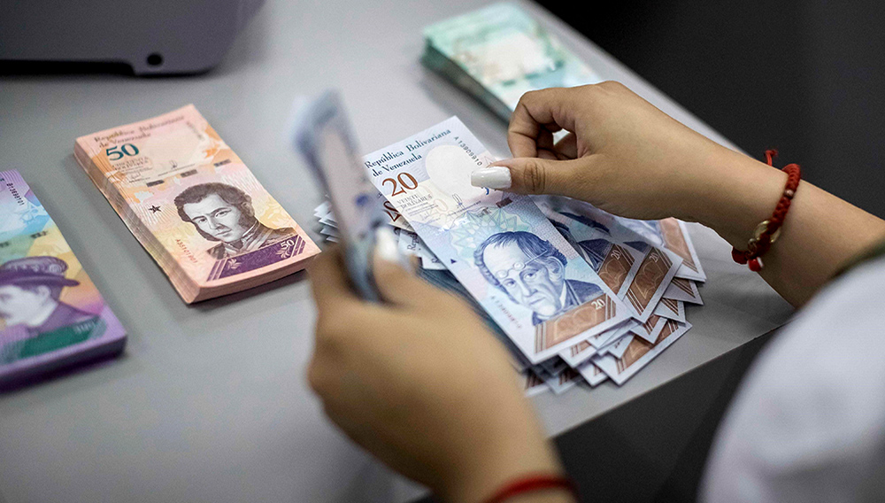 Vista de billetes del nuevo cono monetario en un banco este martes en Caracas. Foto: Miguel Gutiérrez/EFE
