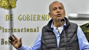LA PAZ-13-12-19.- El ministro de Gobierno, Arturo Murillo, aseveró que Evo Morales tendrá que liderar la campaña del Movimiento al Socialismo (MAS) de cara a las elecciones del 2020. "calladito o por Whatsapp", después de que Argentina le pidiera comprometerse a no emitir declaraciones políticas mientras esté de refugiado en ese país. FOTO/Gabriel MÀRQUEZ-APG