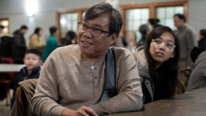 S'Tha Sein y su hija Lunn KyiPhyu Tha, de 15 años, hablan con un periodista de la Associated Press en Boston el 16 de febrero del 2020. Sein es un inmigrante de Mianmar cuya hija mayor está teniendo problemas para ingresar a EEUU a pesar de que ya le aprobaron una visa. (AP Photo/Steven Senne)