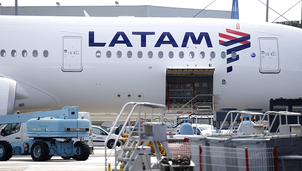 Imagen de archivo del logo de LATAM Airlines en un avión Airbus en Colomiers, cerca de Toulouse, Francia, Noviembre 6, 2018. REUTERS/Regis Duvignau