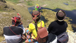 Visitantes observan una laguna artificial construida cerca de Ayacucho, Perú, 30 de enero del 2020. Thomson Reuters Foundation/Sebastian Rodriguez