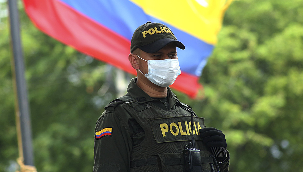 Policía colombiano utilizando mascarilla contra el coronavirus. (CARLOS EDUARDO RAMIREZ/)
