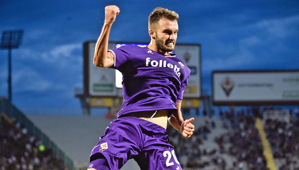 Florence (Italy), 16/09/2017.- Fiorentina's German Pezzella celebrates after scoring the 2-1 lead during the Italian Serie A soccer match between ACF Fiorentina and Bologna Fc at Artemio Franchi Stadium in Florence, Italy, 16 September 2017. (Florencia, Italia) EFE/EPA/MAURIZIO DEGL'INNOCENTI