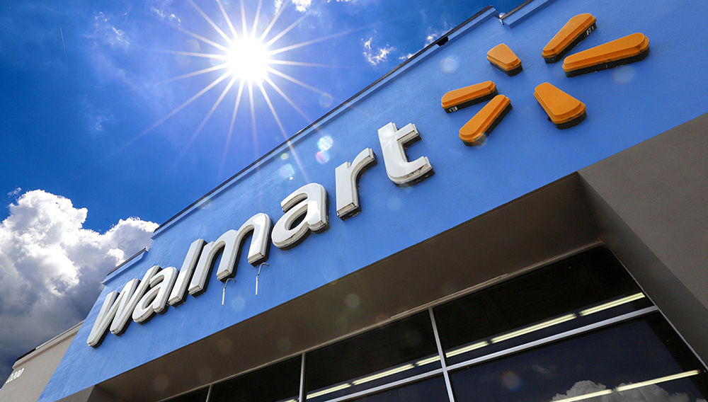 Walmart reduce horarios de atención por segunda vez desde brote de coronavirus. (Gene J. Puskar)