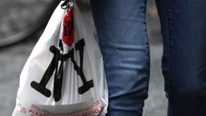 A person with their lunch in a plastic bags walks in midtown in New York on February 28, 2020, ahead of the statewide ban on plastic bags that takes effect March 1. Photo: AFP