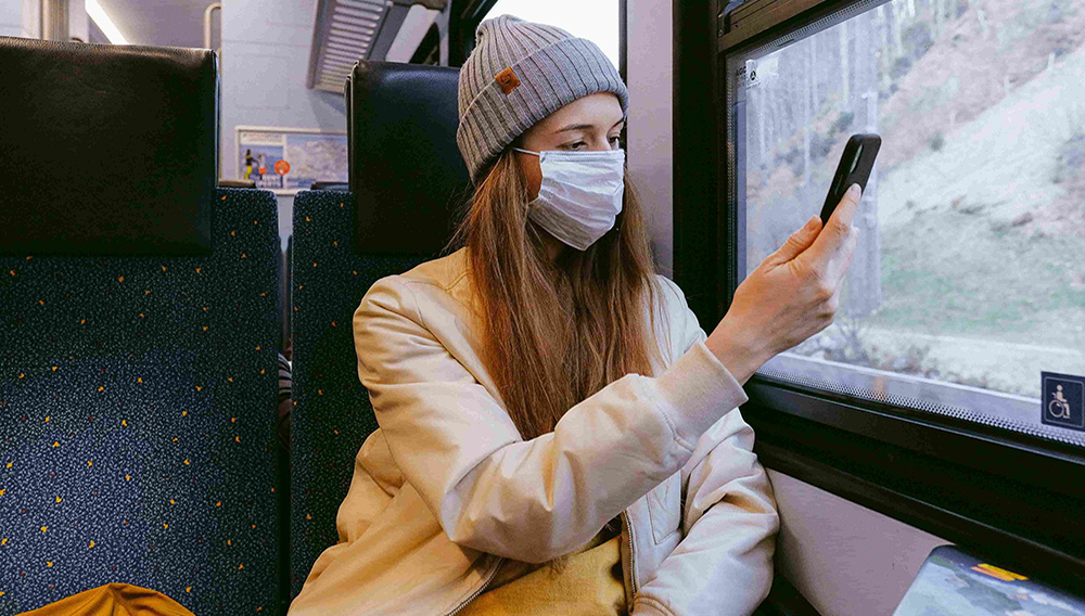 Mujer tomándose una selfie en un transporte público durante la crisis del COVID-19. Photo: Pexels