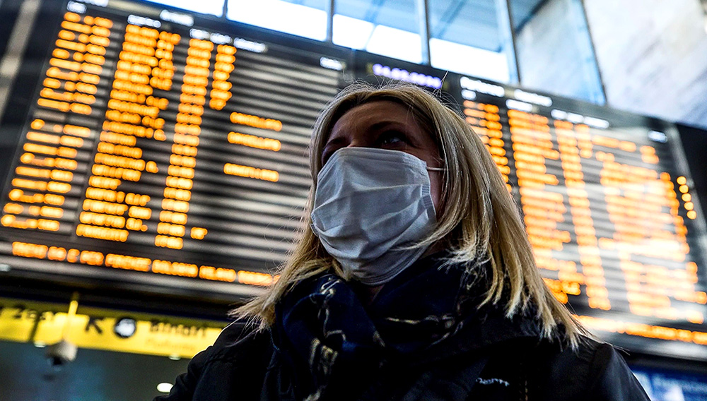 Une voyageuse équipée d'un masque FFP2 à l'aéroport de Nice, le 25 Février 2020 MAXPPP - Sebastien Botella