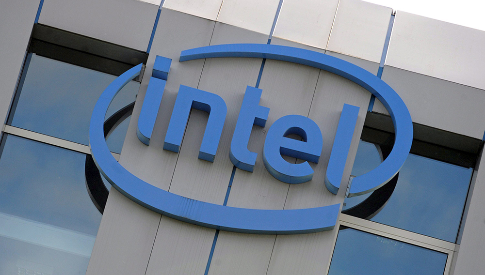 Vista del logo de Intel en la sede alemana en Feldkirchen. EFE/Andreas Gebert/Archivo