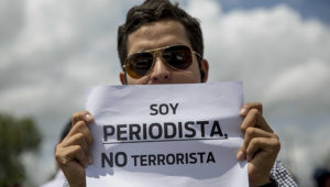 Decenas de personas participan en un plantón de periodistas, que exige respeto por la libertad de expresión, hoy, lunes 30 de julio de 2018, en el día numero 104 de protestas contra el gobierno de Daniel Ortega, en Managua (Nicaragua). EFE/Jorge Torres
