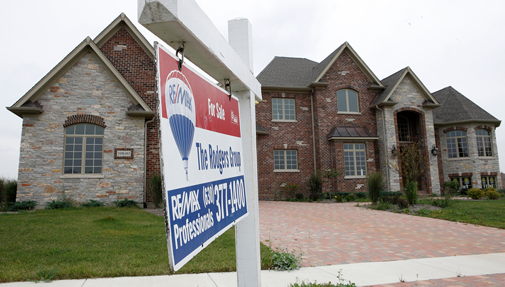 A high priced home sits for sale near St. Charles, Illinois September 24, 2009. Despite some signs that the worst of the U.S. residential housing crisis may be over, many wealthy homeowners are still being squeezed by the combination of weak home prices and the stock market crash. | REUTERS/John Gress