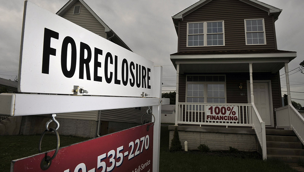 A foreclosure sign stands outside a home in Winchester, Virginia, U.S., on May 28, 2009. Photographer: Jay Mallin/Bloomberg News