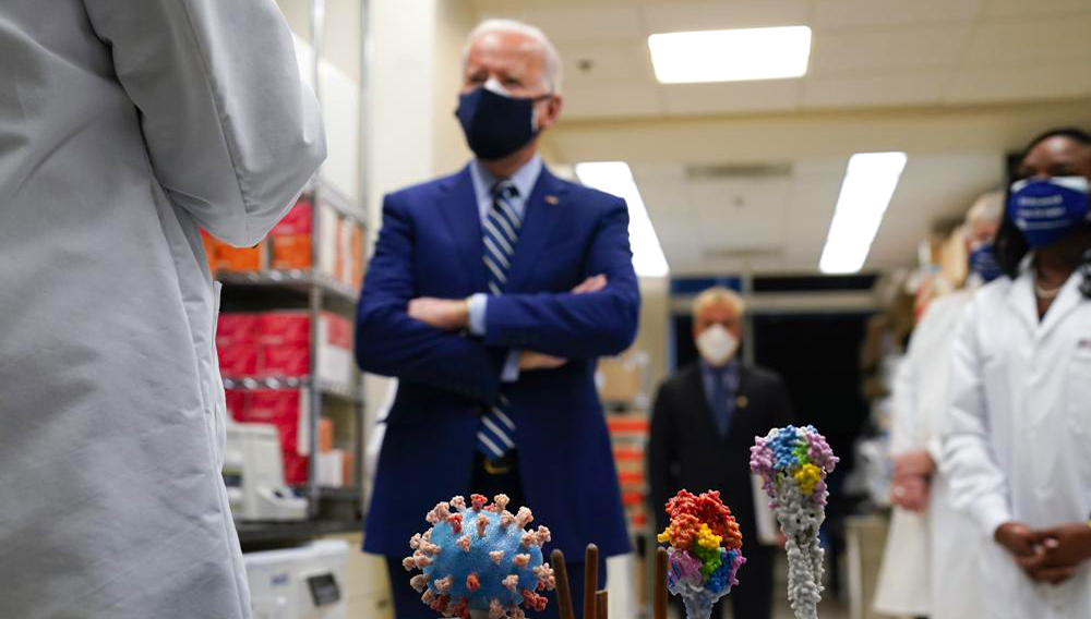 En esta foto de archivo del 11 de febrero de 2021, el presidente Joe Biden visita el Laboratorio de Partenogénesis Viral de los Institutos Nacionales de Salud en Bethesda, Maryland. (AP Photo/Evan Vucci, File)