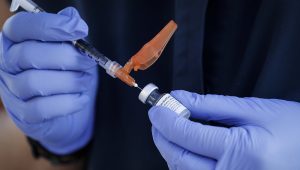 A health care worker prepares a syringe with the Pfizer-BioNTech COVID-19 vaccine at a vaccination clinic in Arleta, U.S., Aug. 23, 2021. (EPA Photo)