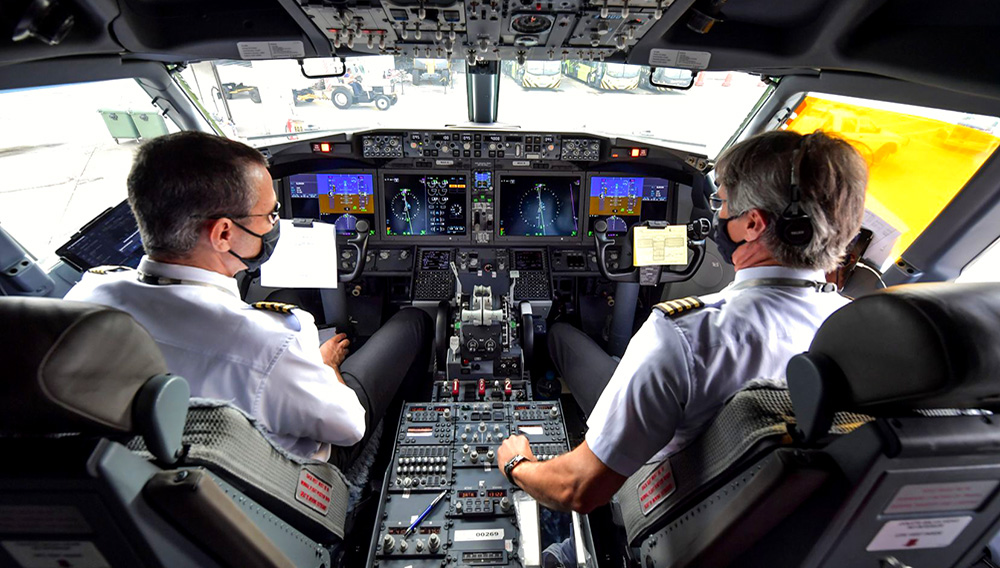Pilotos en la cabina de un Boeing 737 MAX cerca de Sao Paulo, Brasil, el 9 diciembre de 2020. | AFP Photo
