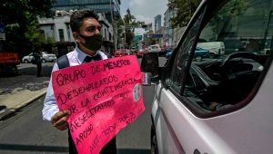 Un camarero desempleado se manifiesta en una calle de Ciudad de México, el 14 de agosto de 2020 en medio de la pandemia del covid-19. | PEDRO PARDO/AFP