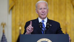 El presidente Joe Biden hace declaraciones sobre las acciones para atender los cuellos de botella en las cadenas globales de abastecimiento, el miércoles 13 de octubre de 2021 en la Sala Este de la Casa Blanca, en Washington. (AP Foto/Evan Vucci)