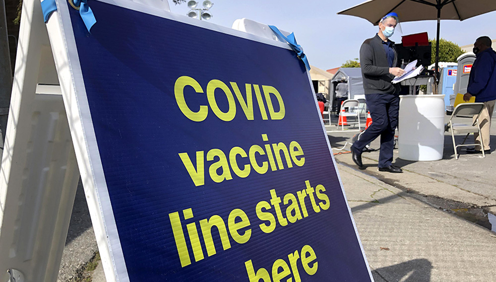 En esta foto del 8 de febrero del 2021, se ve un cartel en un sitio de vacunaciones contra el coronavirus en San Francisco, California. (AP Foto/Haven Daley)