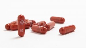 En esta imagen sin fecha distribuida por la farmacéutica Merck & Co. se muestra su nueva pastilla antiviral. (Merck & Co. vía AP)