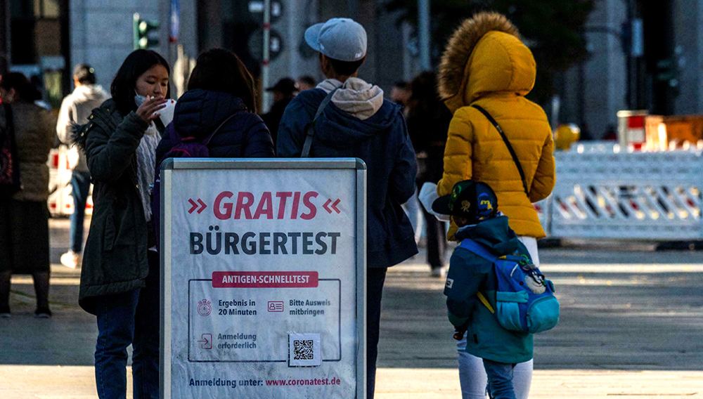 Un cartel anuncia pruebas de antígenos gratuitas para la detección del coronavirus, el 10 de octubre de 2021 en una calle de Berlín. (AFP)