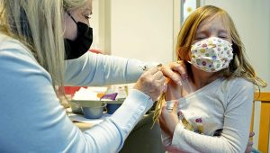 Una niña recibe la vacuna contra el coronavirus el martes 9 de noviembre del 2021, en Seattle. (Foto AP/Ted S. Warren)