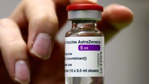 Personal médico prepara una vacuna de AstraZeneca contra el coronavirus en el centro de vacunación de Ebersberg, Múnich, Alemania, el lunes 22 de marzo de 2021. (AP Foto/Matthias Schrader)