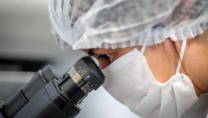Una investigadora trabajando en un laboratorio. (Foto EFE)