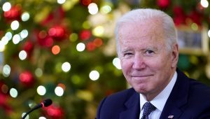 El presidente Joe Biden sonríe durante una reunión en la Casa Blanca, en Washington, el jueves 9 de diciembre de 2021. (AP Foto/Susan Walsh)