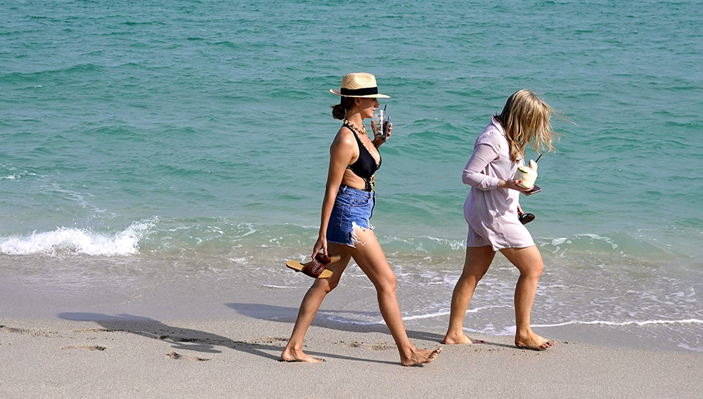 Dos mujeres caminando por Miami Beach el 15 de noviembre del 2021. (AP Photo/Lynne Sladky)