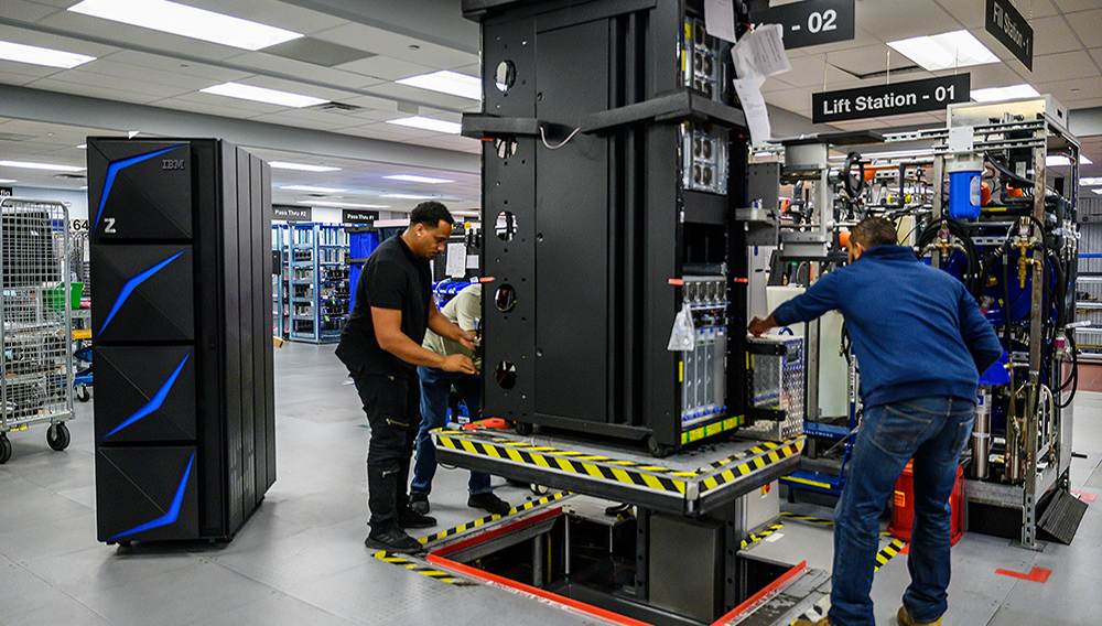 Ingenieros de IBM trabajando en un centro de datos de la compañía. | PHOTO: IBM/Archivo (Europa Press)