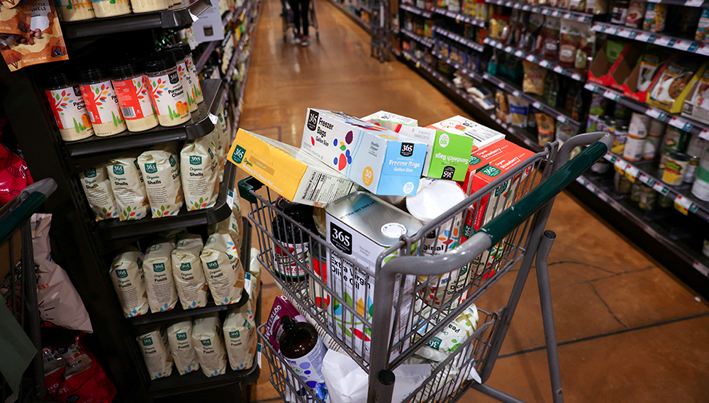 PHOTO: A shopping cart is seen in a supermarket in Manhattan, New York City, U.S., June 10, 2022. REUTERS/Andrew Kelly
