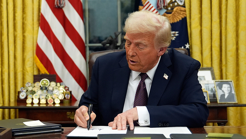 President Donald Trump signs an executive order on TikTok in the Oval Office of the White House, Monday, Jan. 20, 2025, in Washington. (AP Photo/Evan Vucci)