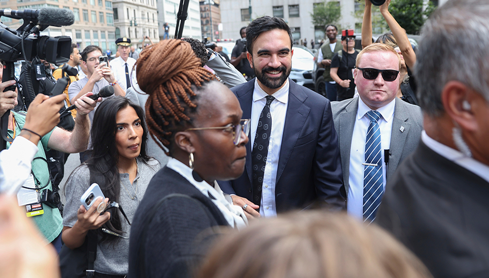 El candidato demócrata a la alcaldía de la Ciudad de Nueva York, Zohran Mamdani, llega a la Marcha en Wall Street, el jueves 28 de agosto de 2025, en Nueva York. (AP Foto/Heather Khalifa)