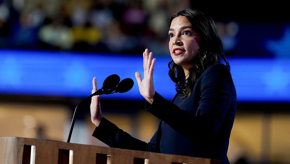 La congresista Alexandria Ocasio-Cortez ha sido una de las voces más firmes en contra de las políticas de inmigración impulsadas por Donald Trump, denunciando sus efectos sobre comunidades migrantes y defendiendo un enfoque centrado en los derechos humanos. | Foto: Getty Images.