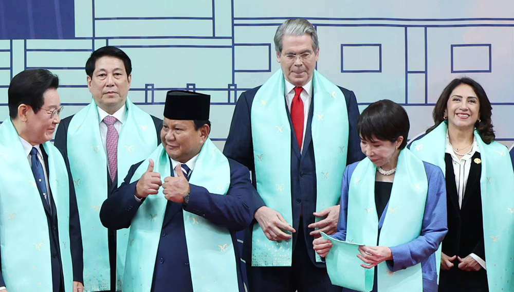 On the right, Teresa Mera, Peru’s Minister of Foreign Trade and Tourism, attends the APEC summit on behalf of President José Jerí. Next to her are Japan’s Prime Minister Sanae Takaichi and U.S. Treasury Secretary Scott Bessent. On the left side of the photo is South Korean President Lee Jae-myung. The leaders are pictured at the Gyeongju Hwabaek International Convention Center in Gyeongbuk on the 1st, wearing traditional hanbok scarves featuring the APEC summit emblem and Hangeul consonants and vowels embossed in gold leaf. / Newsis