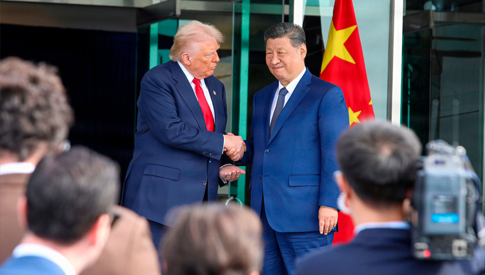 U.S. President Donald J. Trump shakes hands with the President of the People’s Republic of China, Xi Jinping, at Gimhae airport, Busan, South Korea, Oct. 30, 2025. (US Army photo by Sgt. Daniela Lechuga Liggio)