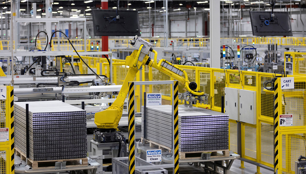 A robot constructs a solan panel inside the QCells North America factory in Cartersville, Georgia, U.S. June 8, 2026. REUTERS/Alyssa Pointer/File Photo.