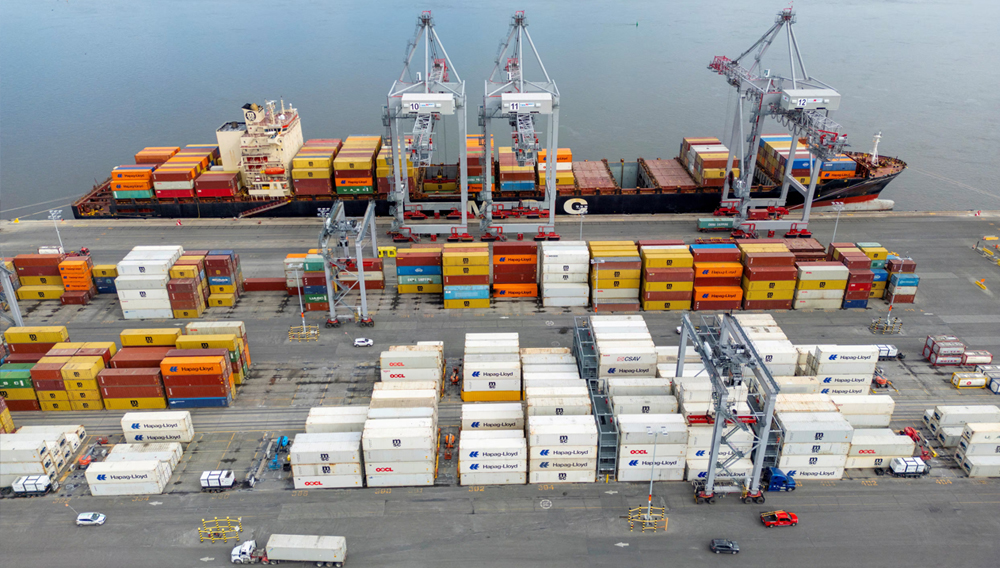 A drone view shows shipping containers at the Port of Montreal in Montreal, Quebec, Canada April 14, 2025. REUTERS/Carlos Osorio/File Photo.