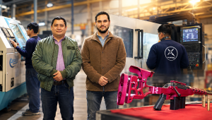 Aviatec produce en Perú componentes especializados para la industria aeroespacial y de defensa bajo estándares internacionales de calidad. El director de ingeniería y proyectos, Pablo Valdivia San Román (derecha), junto al gerente comercial, John Cavero Sarmiento.