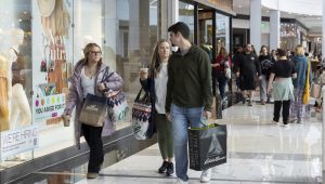 Photo: People carrying shopping bags walk inside the King of Prussia shopping mall, in King of Prussia, Pennsylvania, U.S. November 26, 2021. REUTERS/Rachel Wisniewski